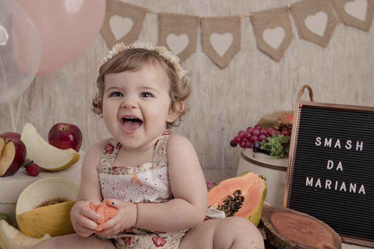 Foto de bebe em caxias do sul fotografa morgana perini mamao na mao menina sorrindo