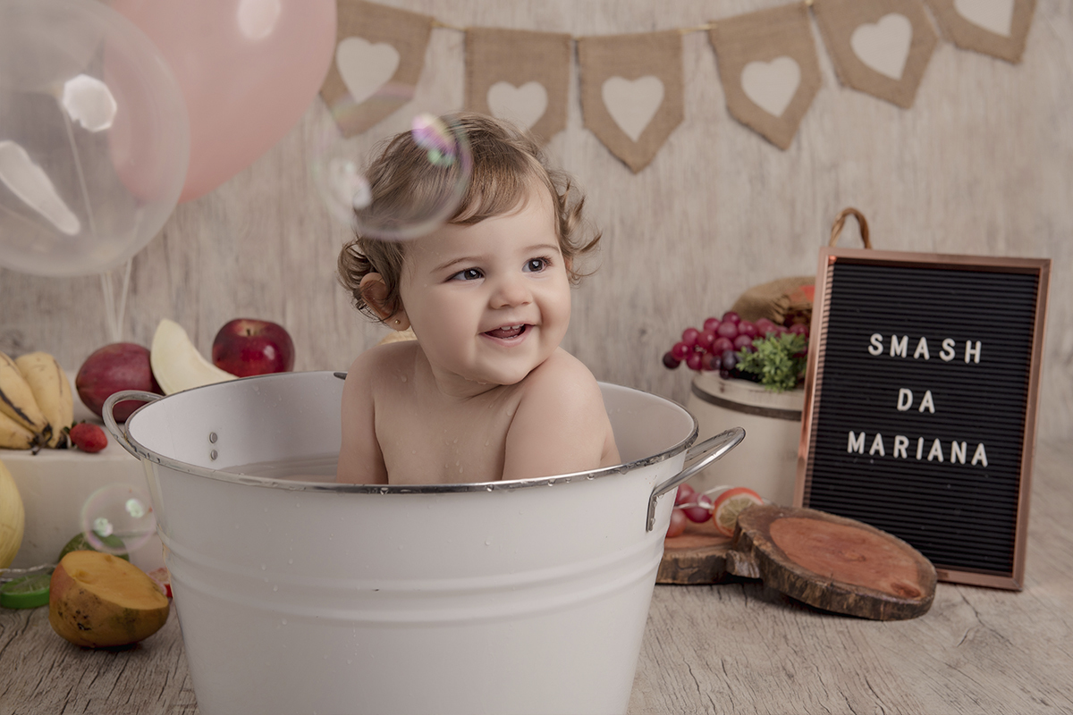Foto de bebe em caxias do sul fotografa morgana perini bebe na banheira sorrindo
