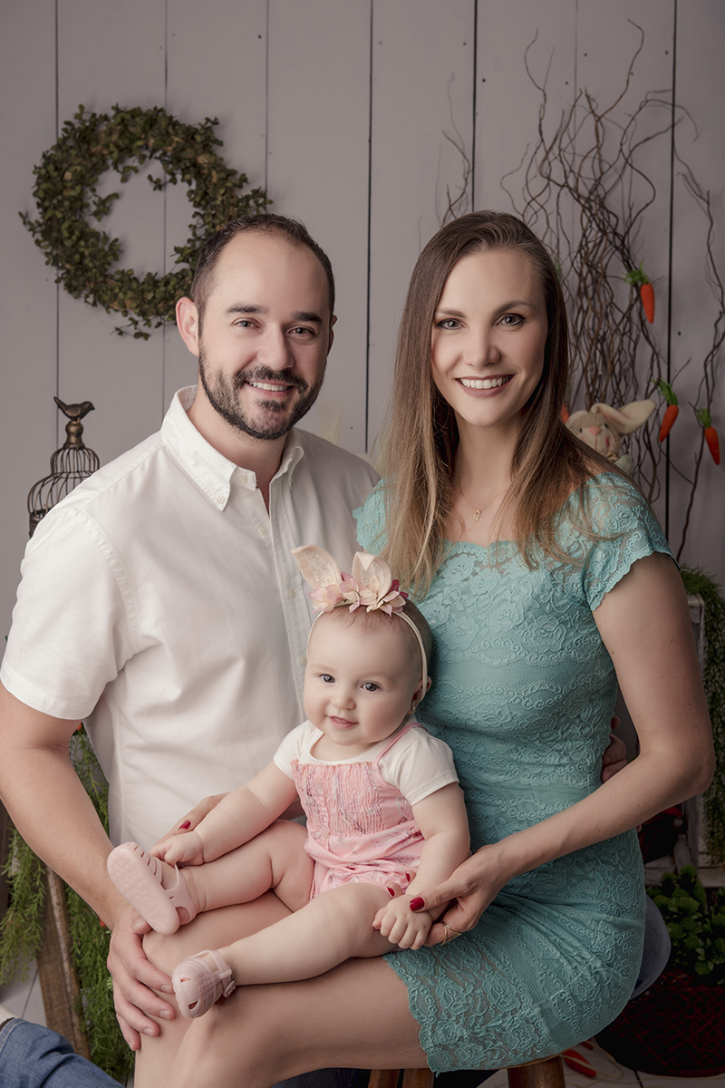 Foto de bebe em caxias do sul fotografa morgana perini pais com bebe cenario de pascoa