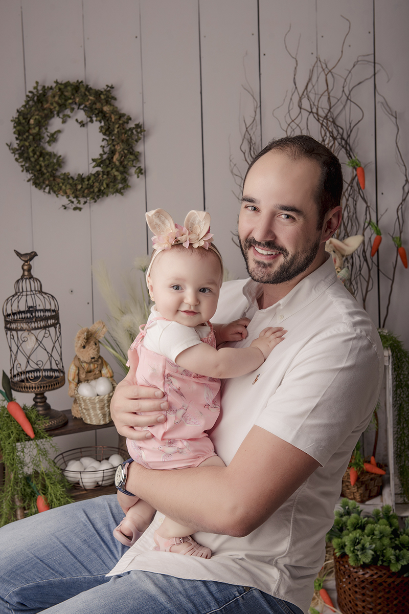 Foto de bebe em caxias do sul fotografa morgana perini pai com menina no colo pascoa