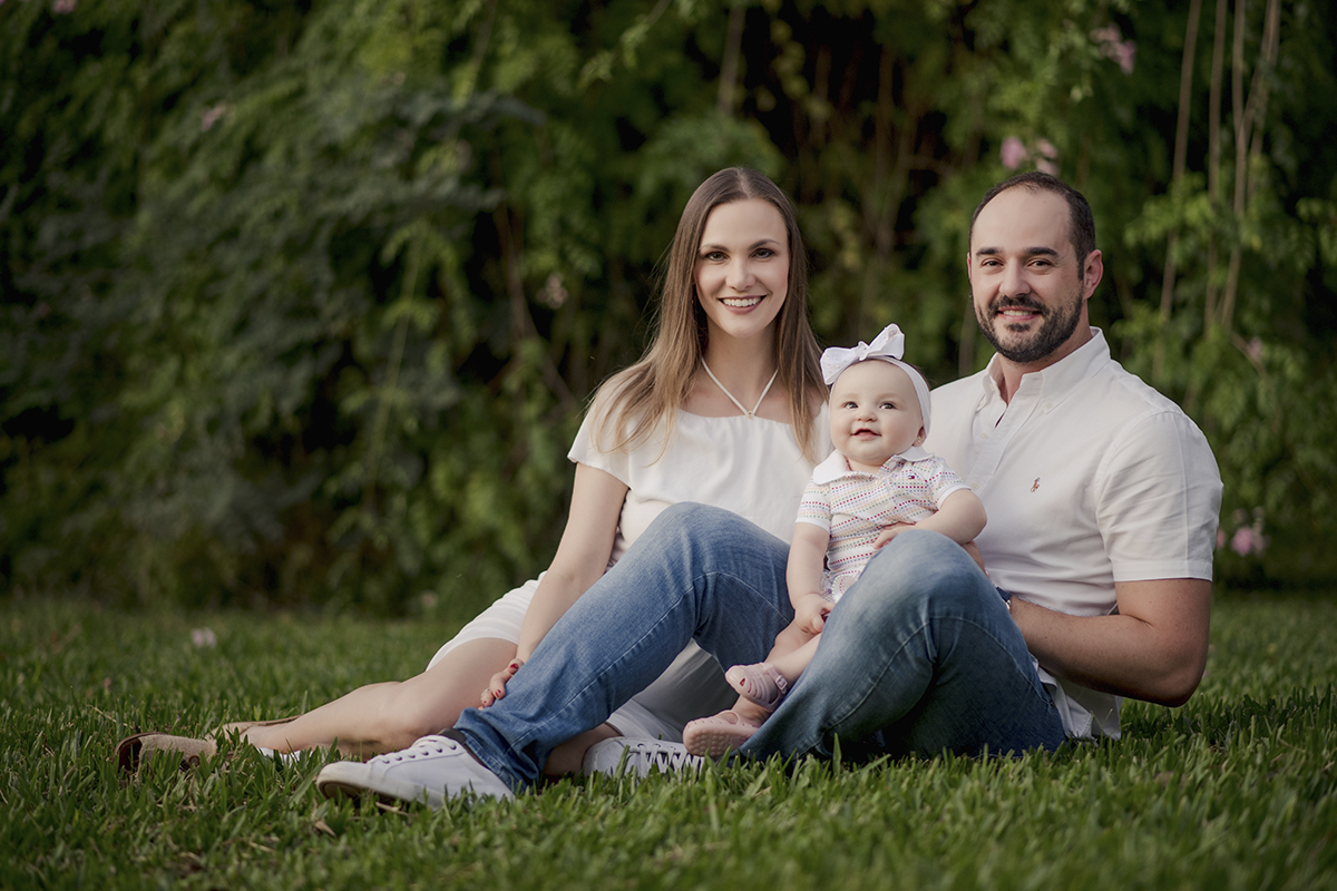 Foto de bebe em caxias do sul fotografa morgana perini pais sentados na grama 