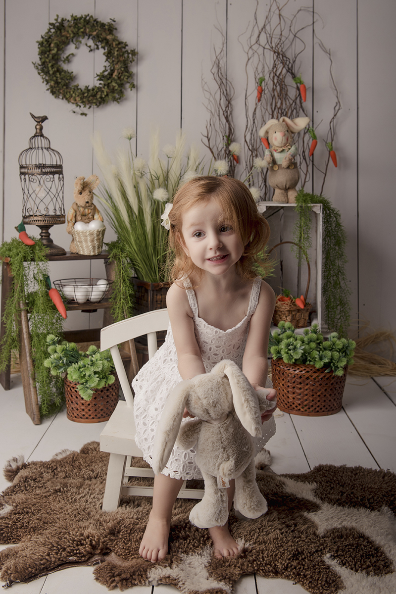 Foto criança em caxias do sul fotografa morgana perini ruivinha com coelinho pascoa