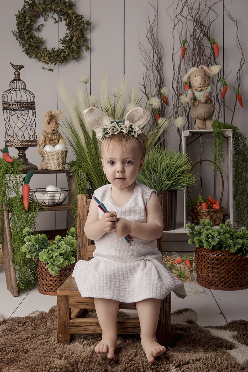 Foto de bebe em caxias do sul fotografa morgana perini com lapis de cor loirinha