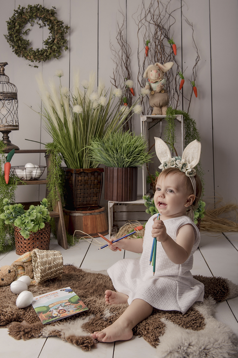 Foto de bebe em caxias do sul fotografa morgana perini menina brincando com lapis loira