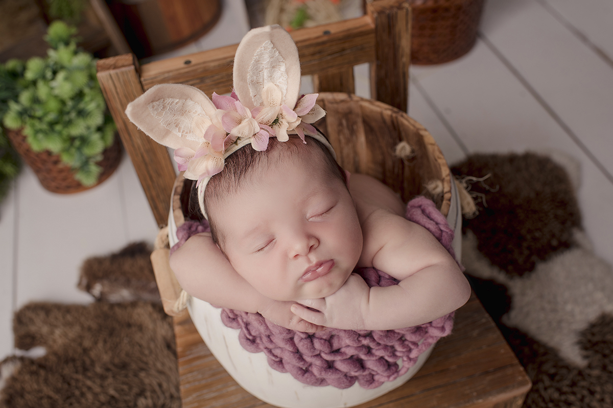 Foto newborn em caxias do sul fotografa morgana perini orelhas de coelho cadeirinha