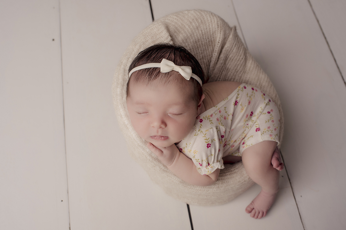 Foto newborn em caxias do sul fotografa morgana perini setadinha branco e rosa