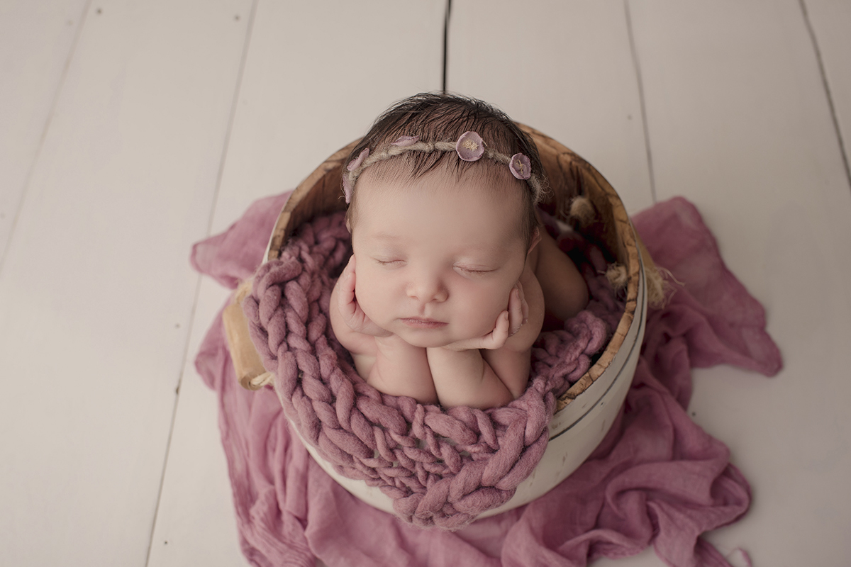 Foto newborn em caxias do sul fotografa morgana perini tecidos rosa antigo segurando rosto