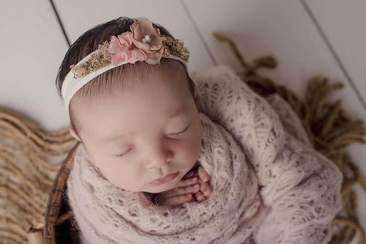 Foto newborn em caxias do sul fotografa morgana perini embrulhadinha tons de marron claro