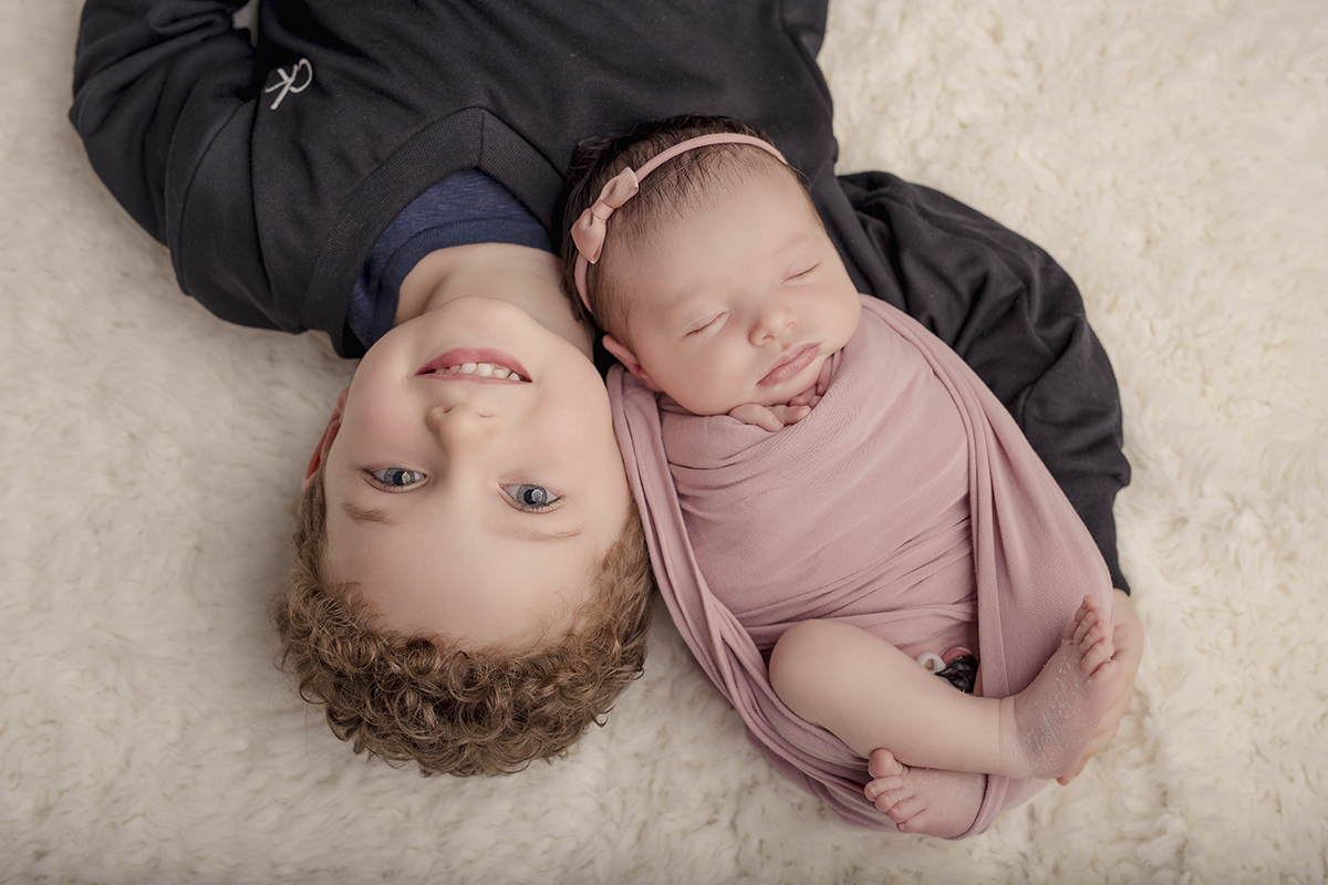 Foto newborn em caxias do sul fotografa morgana perini irmao com bebe embrulhada
