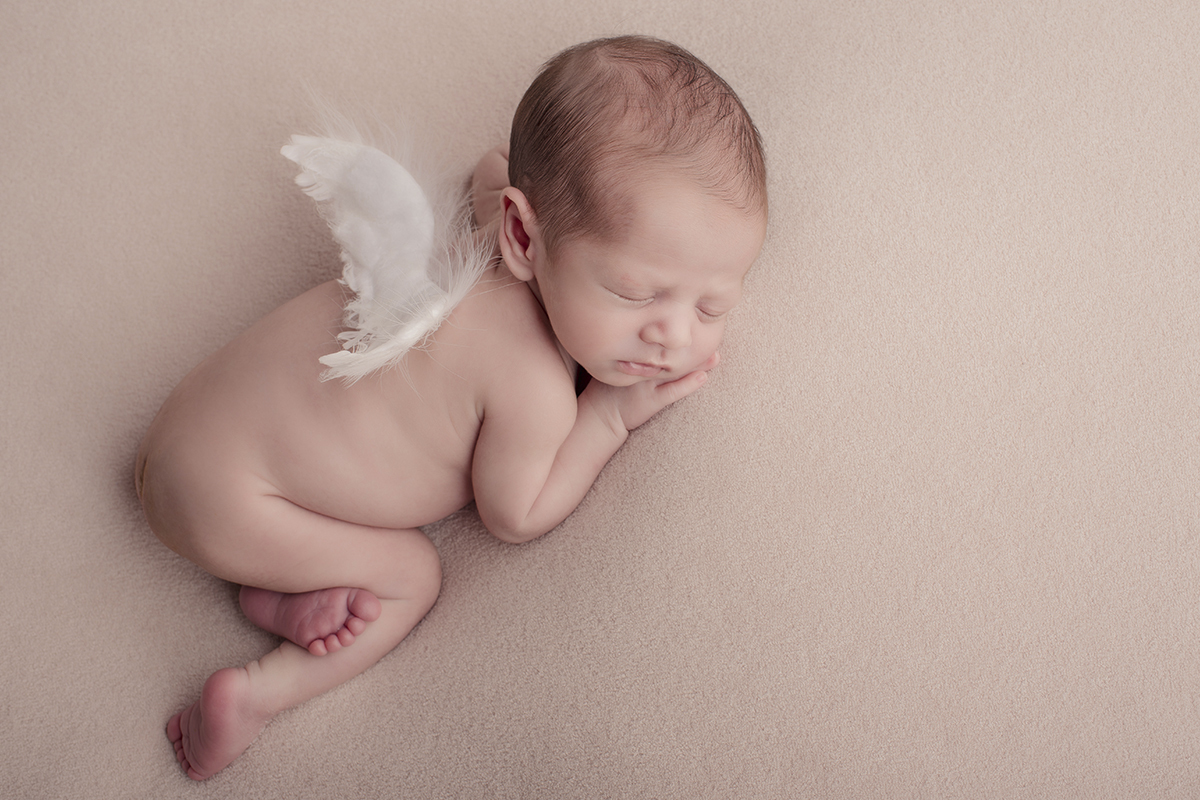 Foto newborn em caxias do sul fotografa morgana perini bebe de brusos asas anjo