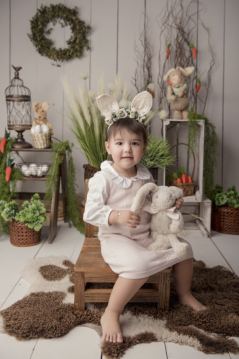 Foto criança em caxias do sul fotografa morgana perini menina com coelho