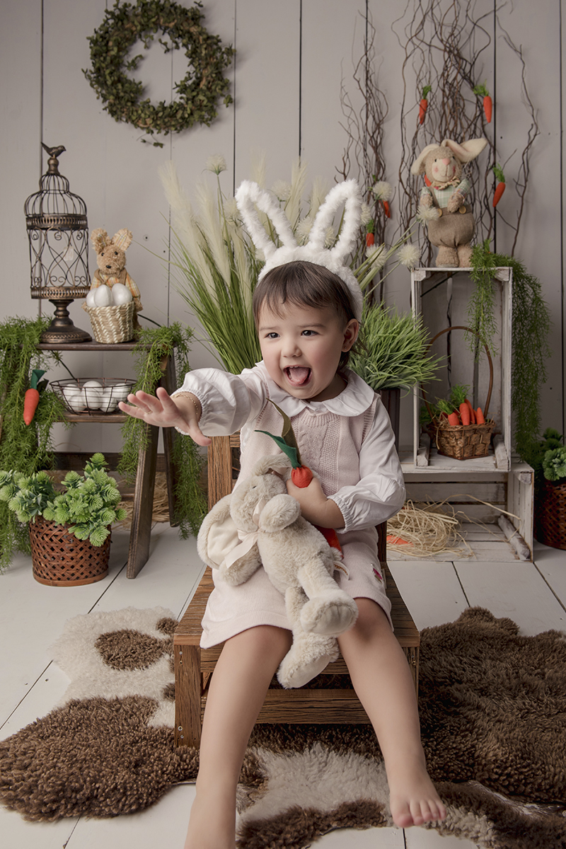 Foto criança em caxias do sul fotografa morgana perini menina com cenoura