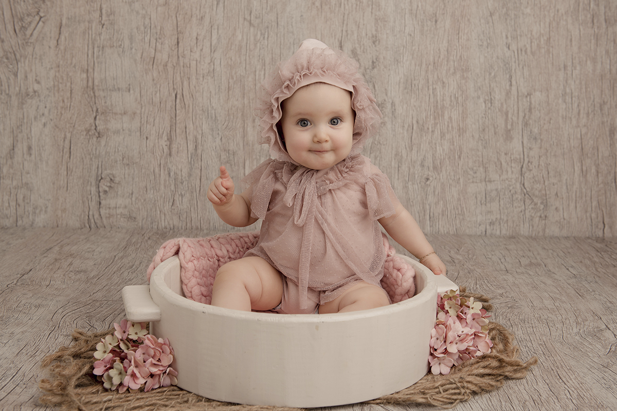 Foto criança em caxias do sul fotografa morgana perini bebe com flores rosas