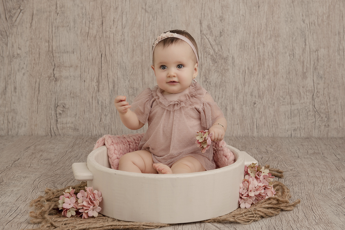 Foto criança em caxias do sul fotografa morgana perini bebe com flores na mao