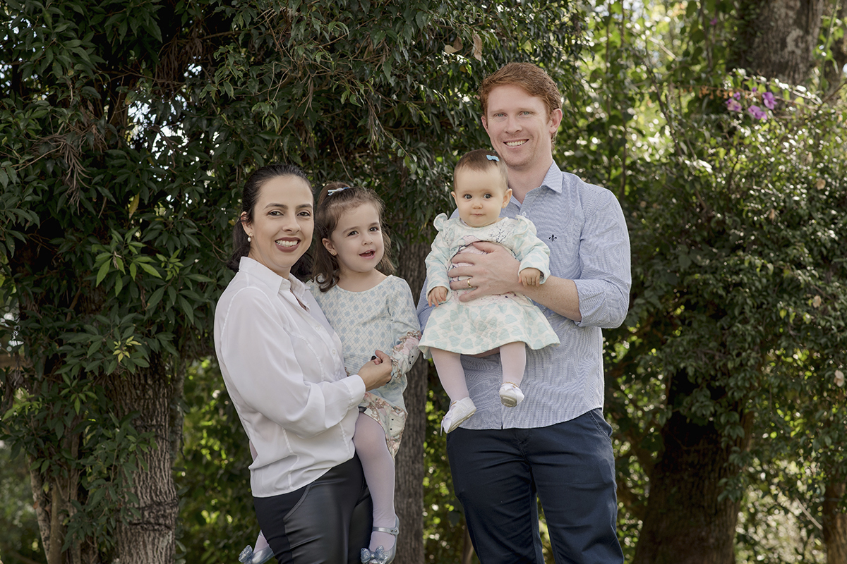 Foto criança em caxias do sul fotografa morgana perini família nas arvores