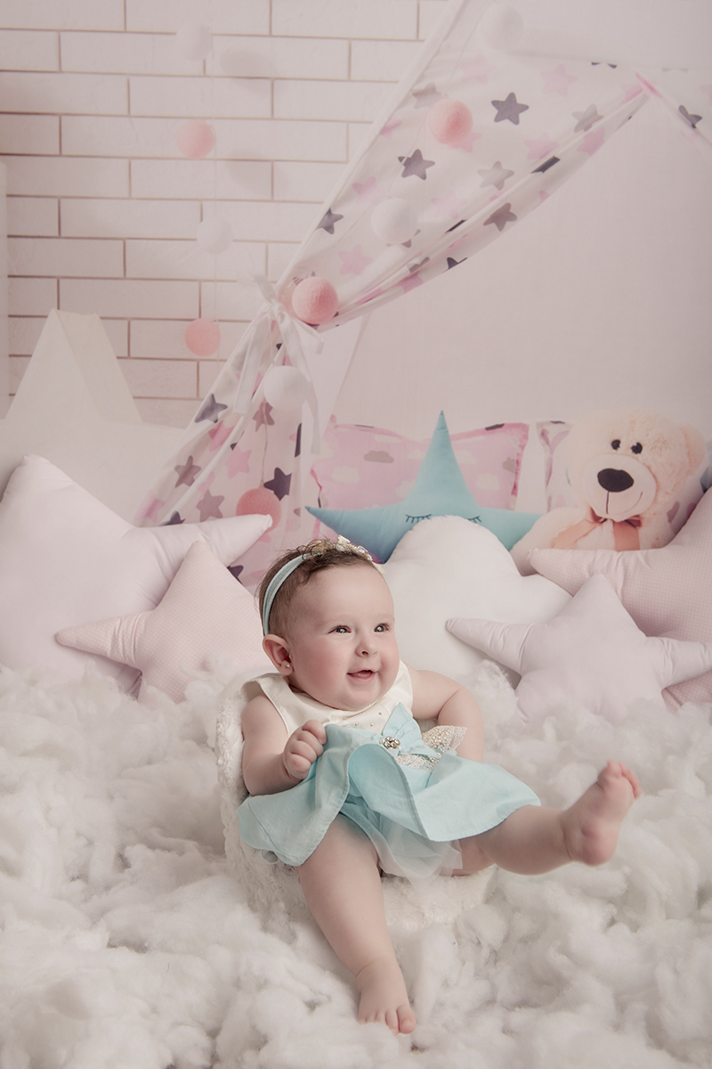 Foto criança em caxias do sul fotografa morgana perini bebe em meio a nuvens rosas