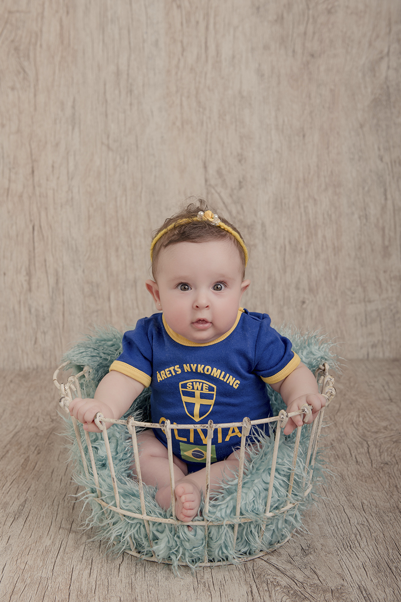 Foto criança em caxias do sul fotografa morgana perini bebe com body azul brasil