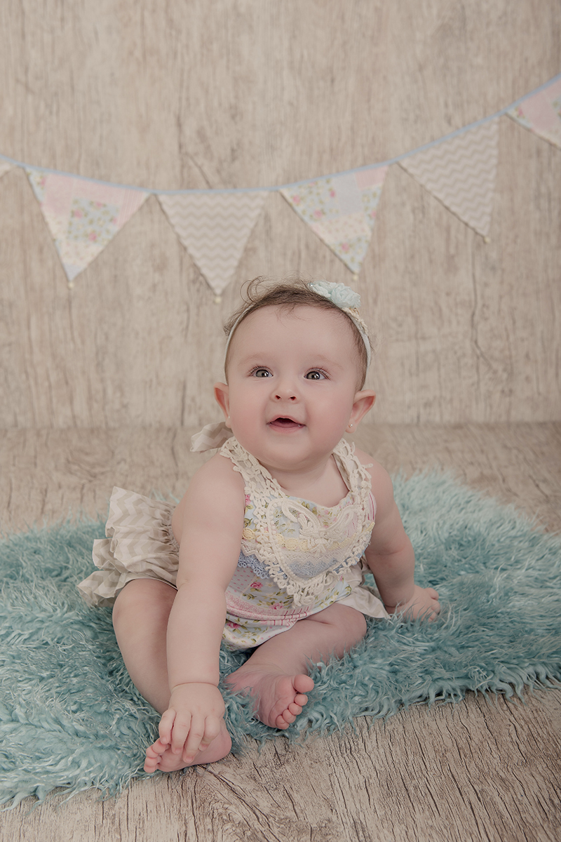 Foto criança em caxias do sul fotografa morgana perini bebe sorrindo vestido 