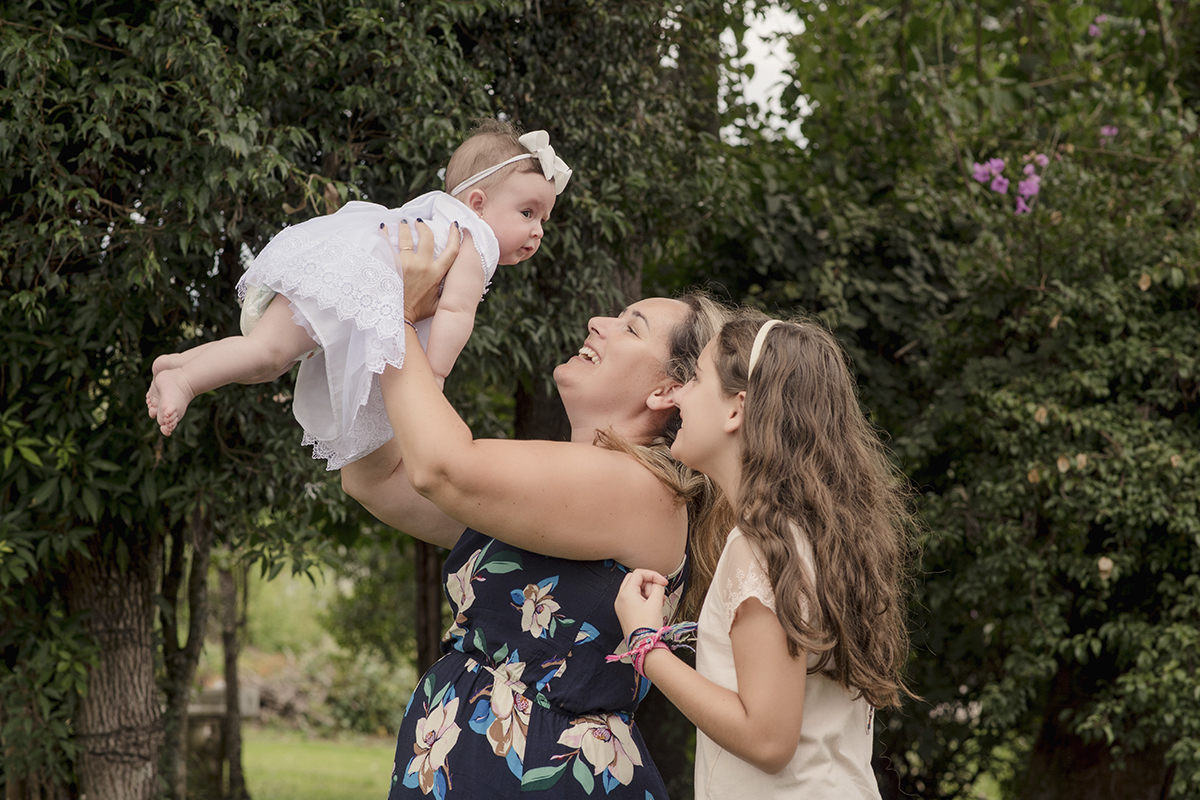 Foto criança em caxias do sul fotografa morgana perini bebe mae e irma