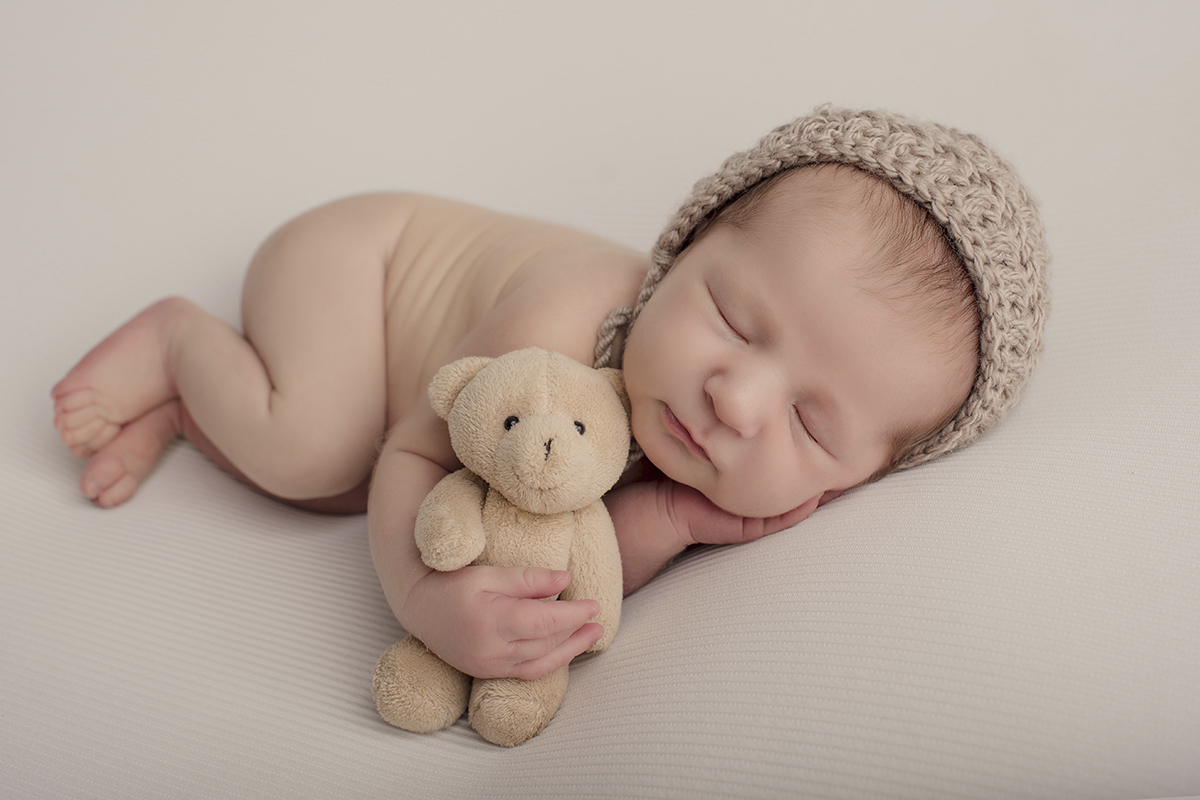 Foto newborn em caxias do sul fotografa morgana perini bebe com ursinho bege