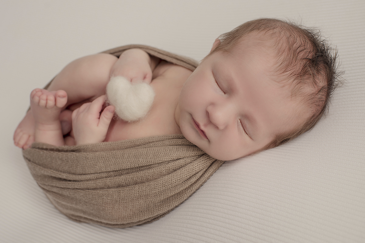 Foto newborn em caxias do sul fotografa morgana perini bebe enroladinho tecido marrom