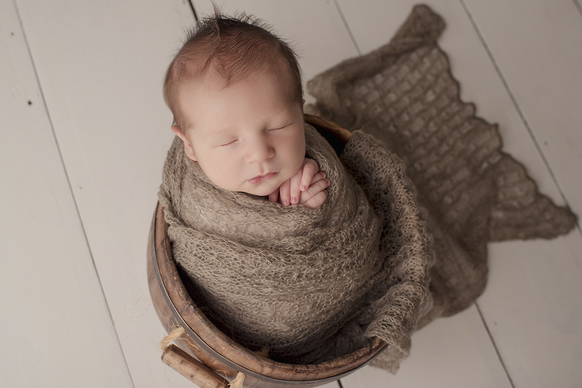 Foto newborn em caxias do sul fotografa morgana perini bebe tecido marrom