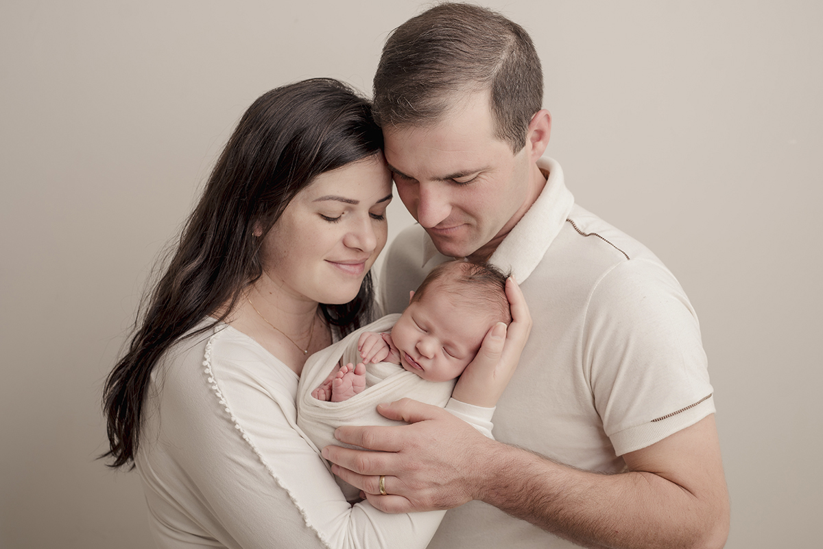 Foto newborn em caxias do sul fotografa morgana perini pais com bebe no colo roupa branca