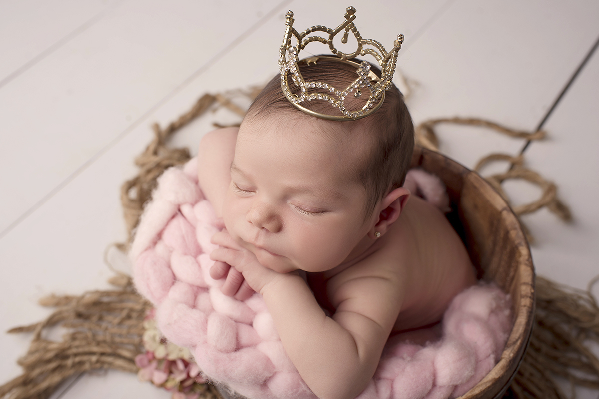 Foto newborn em caxias do sul fotografa morgana perini cobertor rosa coroa