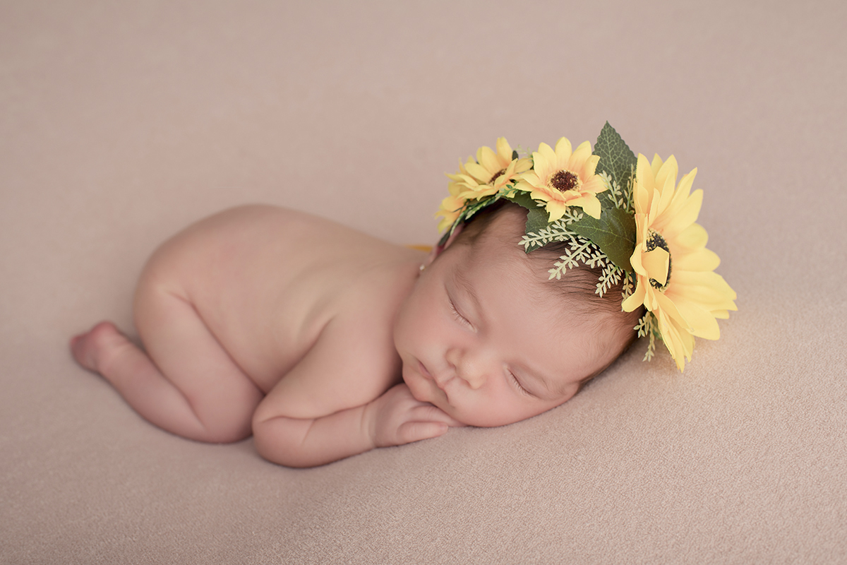 Foto newborn em caxias do sul fotografa morgana perini girações na cabeça