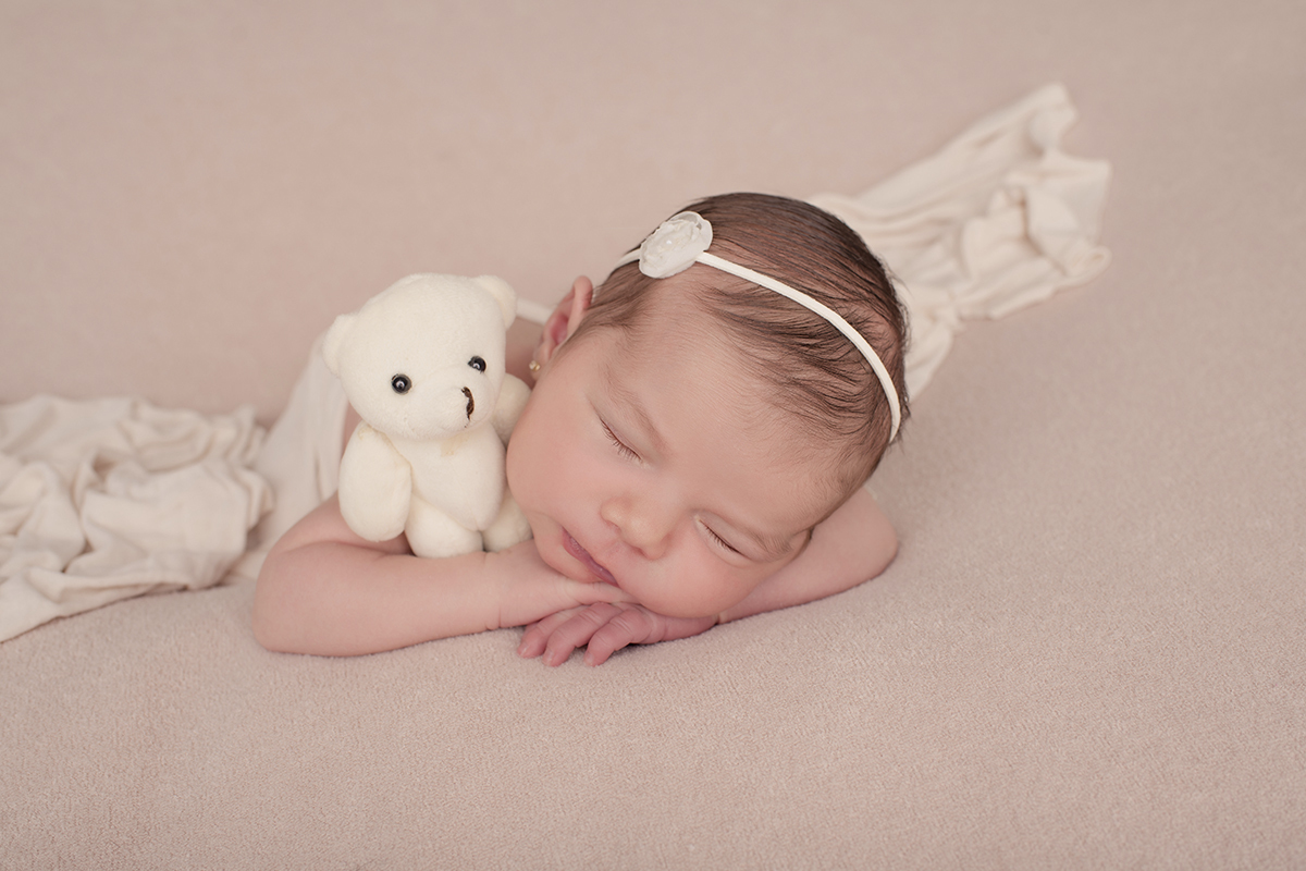 Foto newborn em caxias do sul fotografa morgana perini tecido branco com ursinho branco