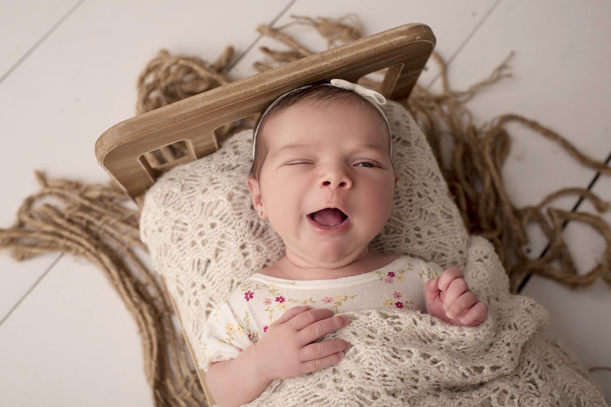 Foto newborn em caxias do sul fotografa morgana perini piscando um olhinho so