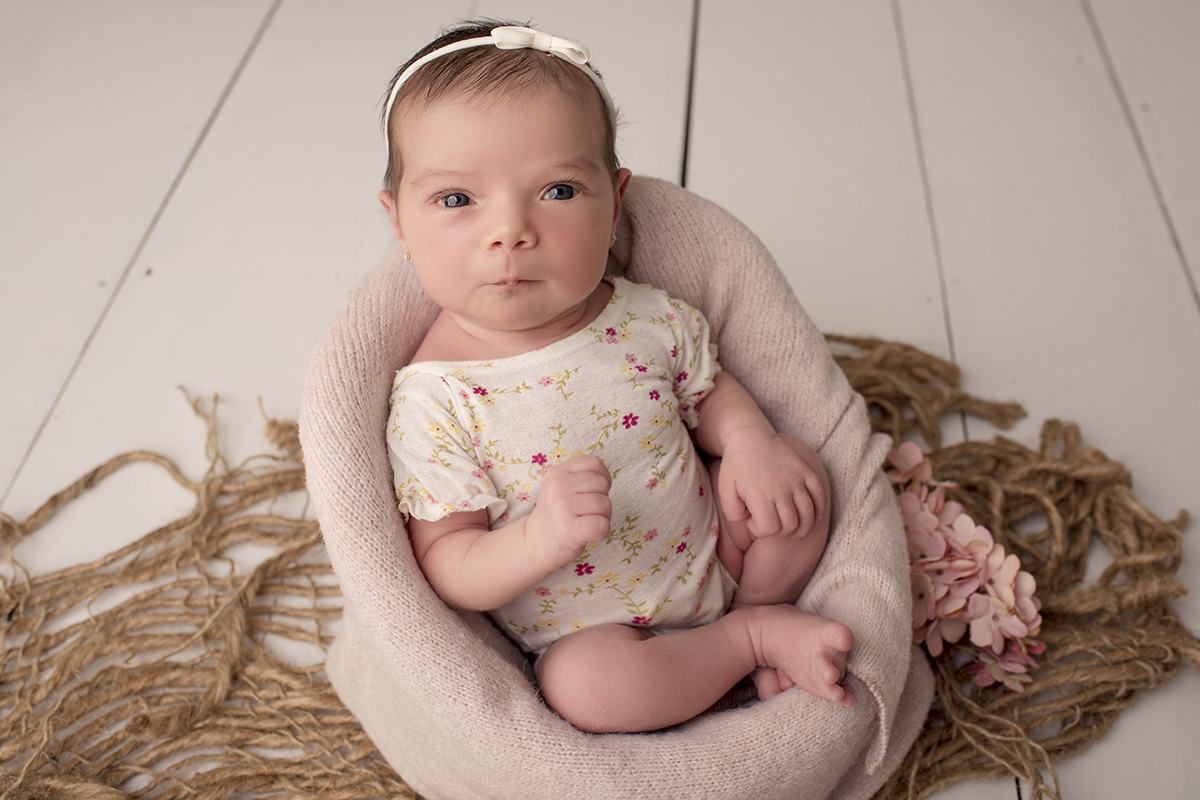 Foto newborn em caxias do sul fotografa morgana perini sentadinha com acordada