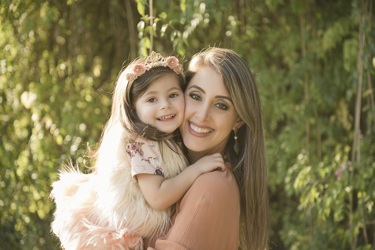 Foto criança em caxias do sul fotografa morgana perini menina casaco de pele colo mae