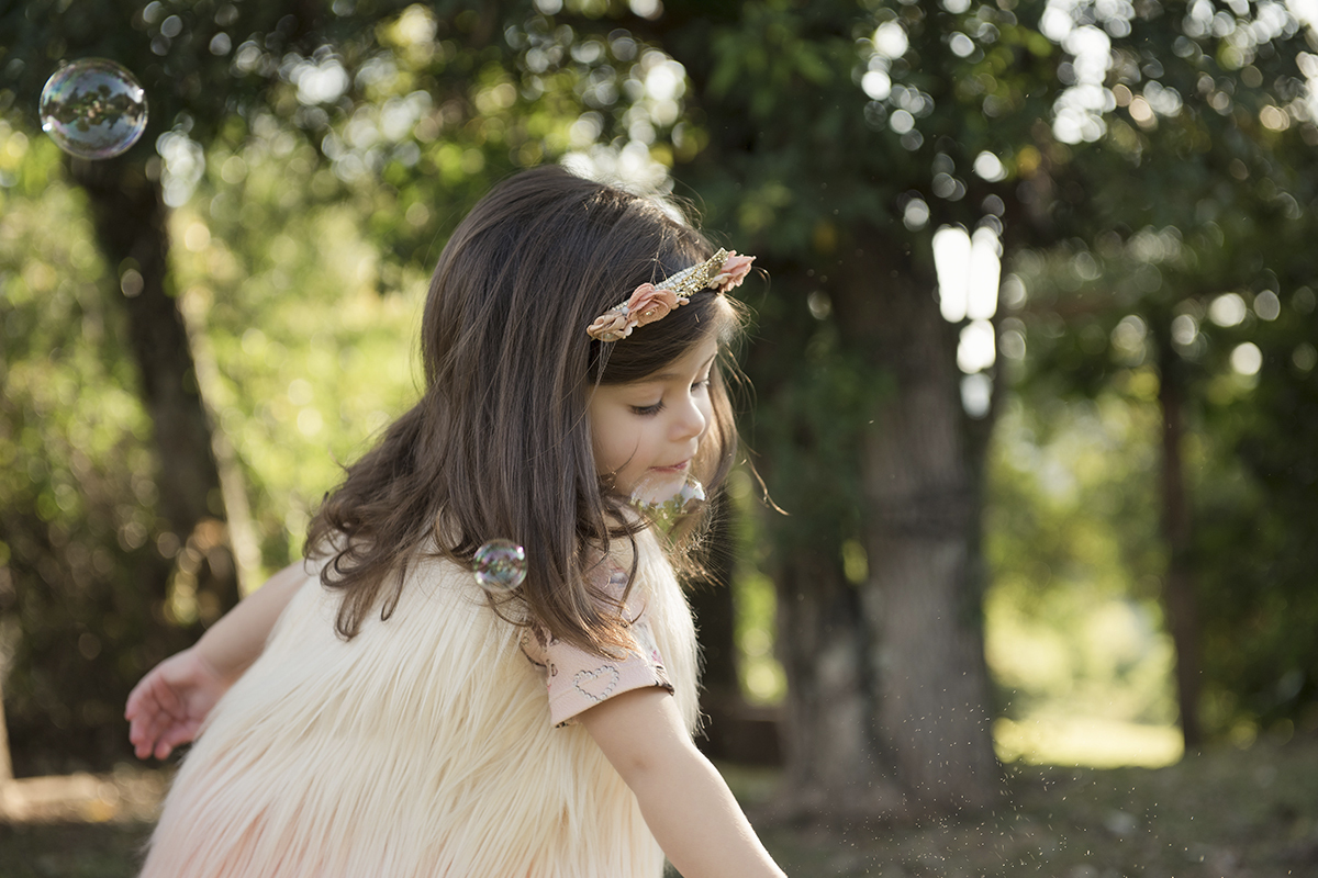 Foto criança em caxias do sul fotografa morgana perini menina morena bolhas de sabao
