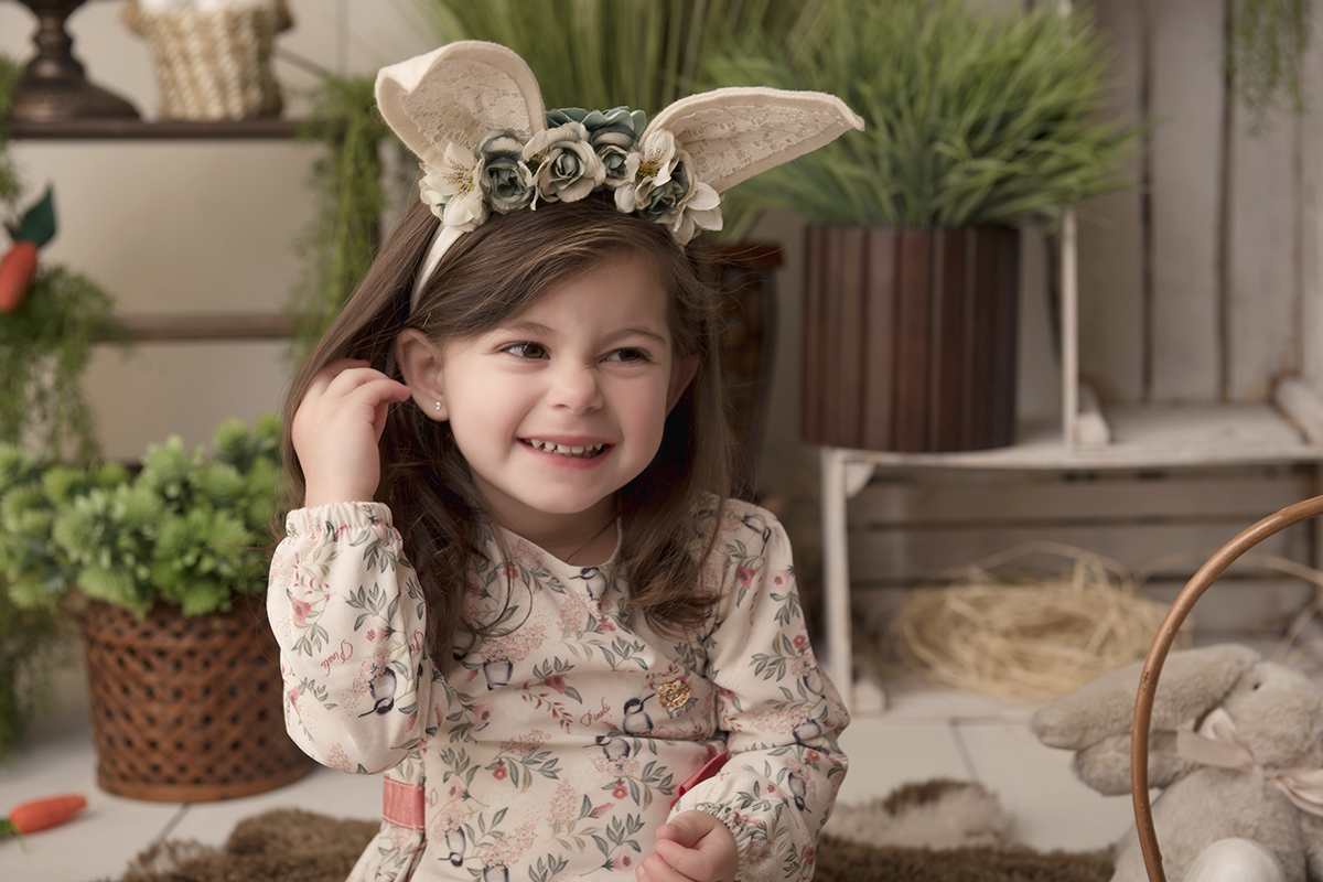 Foto criança em caxias do sul fotografa morgana perini menina sorrindo orelhas corelho