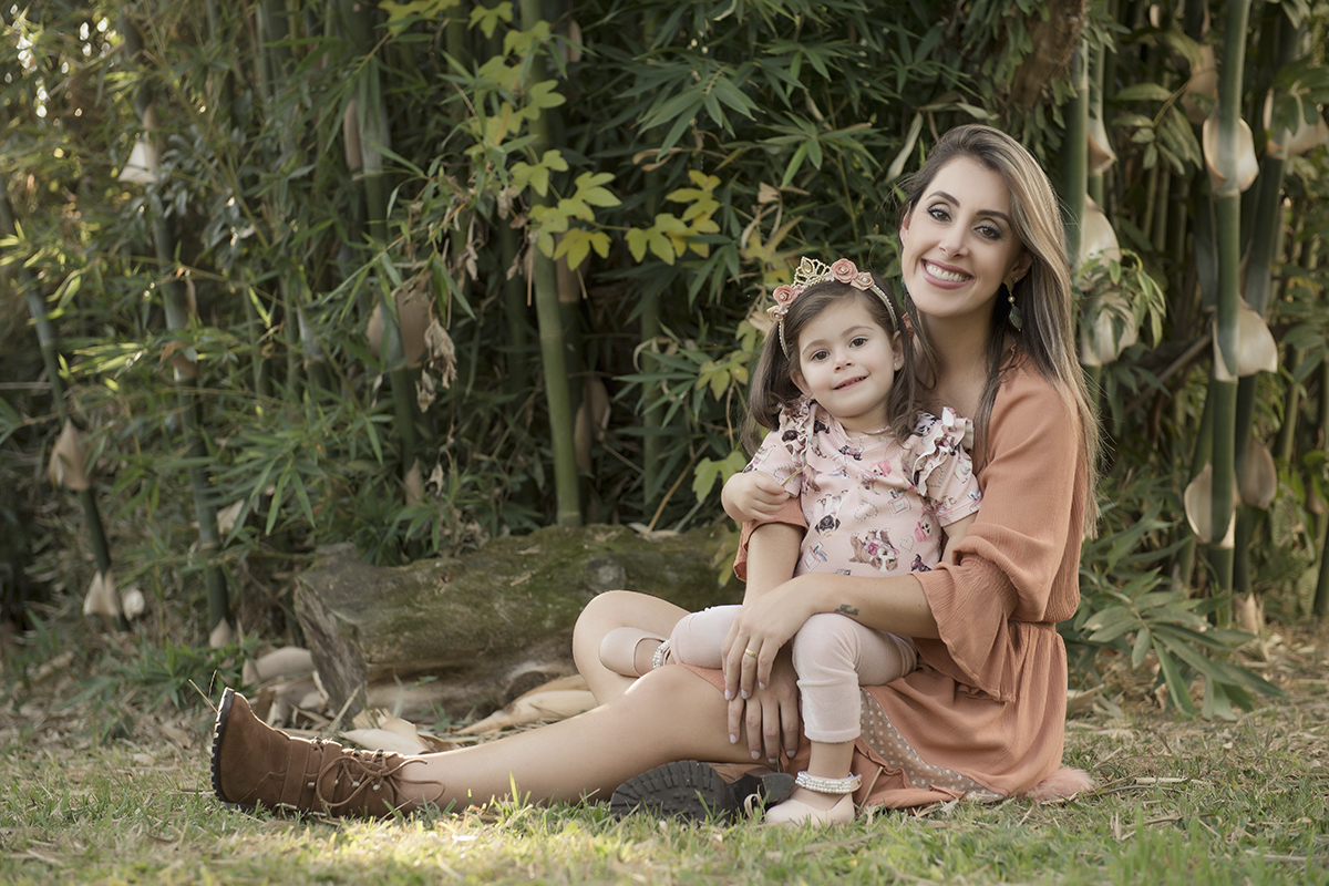 Foto criança em caxias do sul fotografa morgana perini mae com filha nos braços