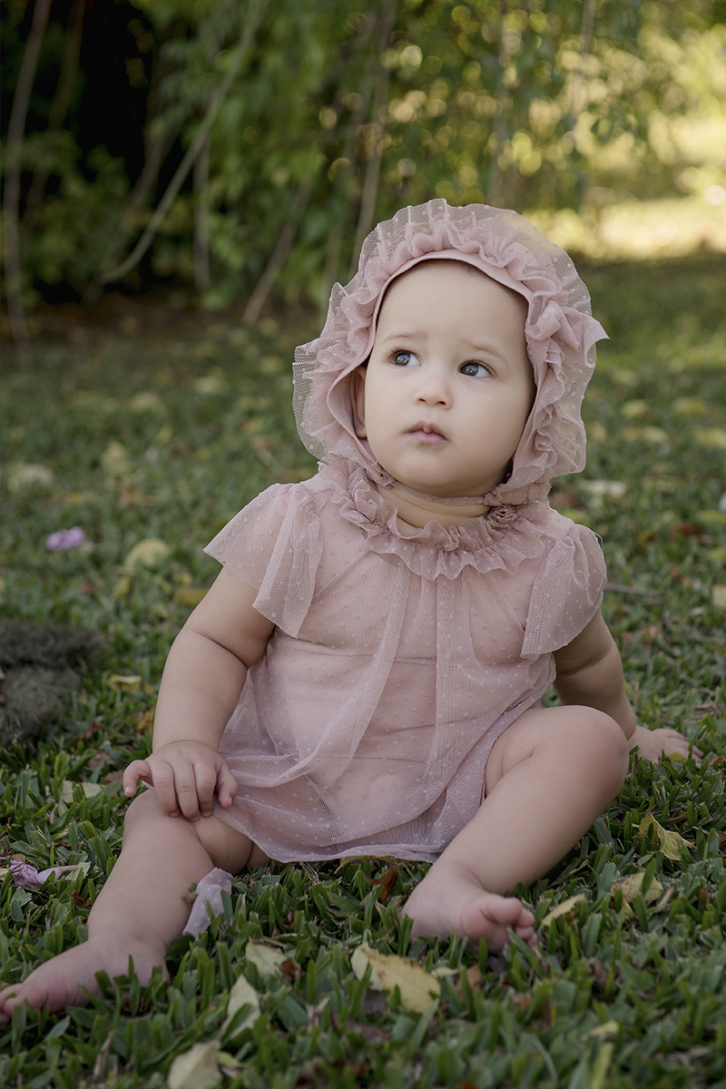 Foto de bebe em caxias do sul fotografa morgana perini grama roupa rosa bebe