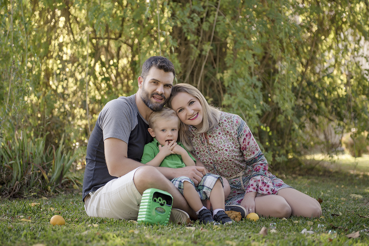 Foto de bebe em caxias do sul fotografa morgana perini familia sentada na grama