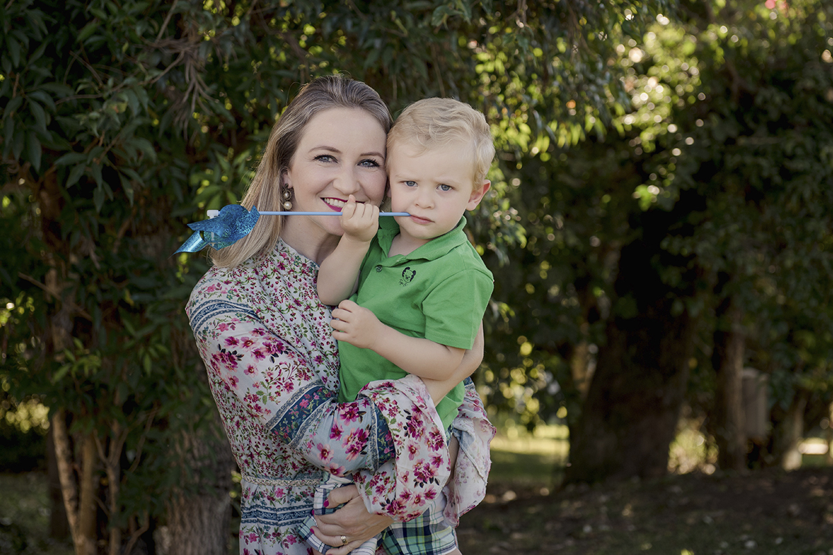 Foto de bebe em caxias do sul fotografa morgana perini com cata vento azul