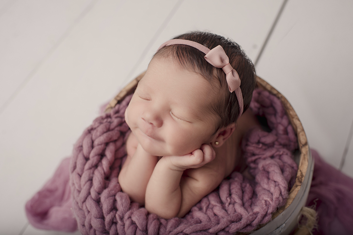 Foto newborn em caxias do sul fotografa morgana perini bebe sorrindo