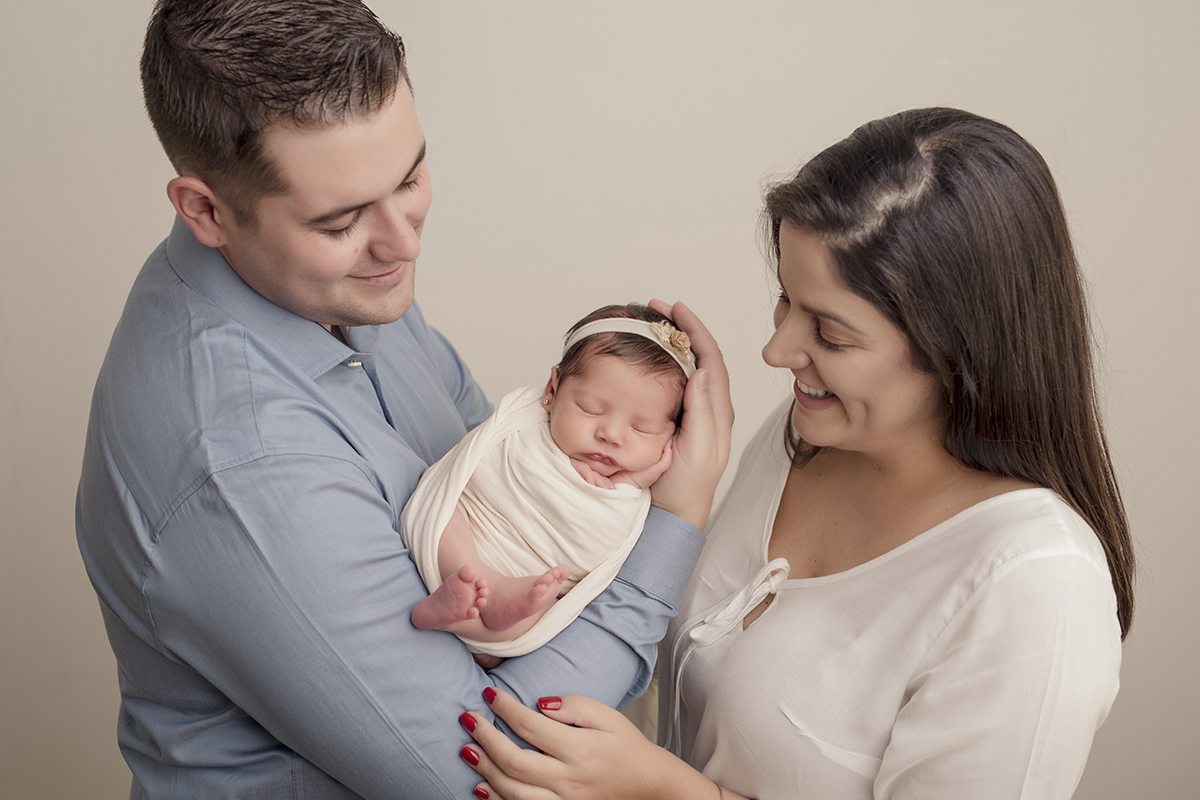 Foto newborn em caxias do sul fotografa morgana perini mae e pai com bebe nos braços