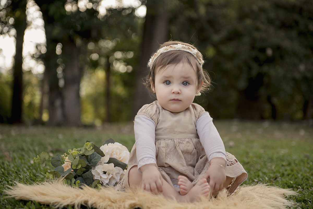 Foto de bebe em caxias do sul fotografa morgana perini menina sentada na grama pelos