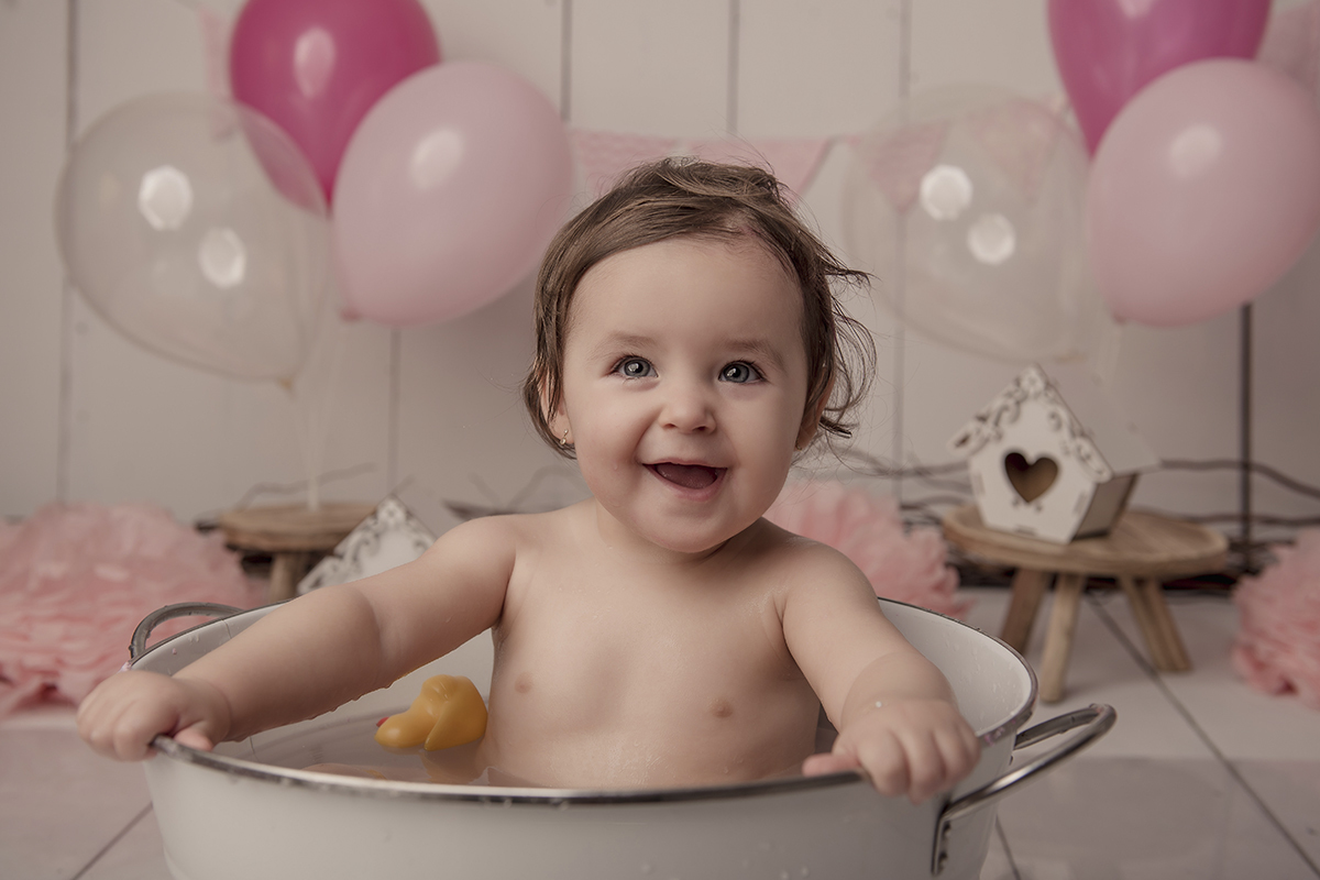 Foto de bebe em caxias do sul fotografa morgana perini banheira sorrindo menina