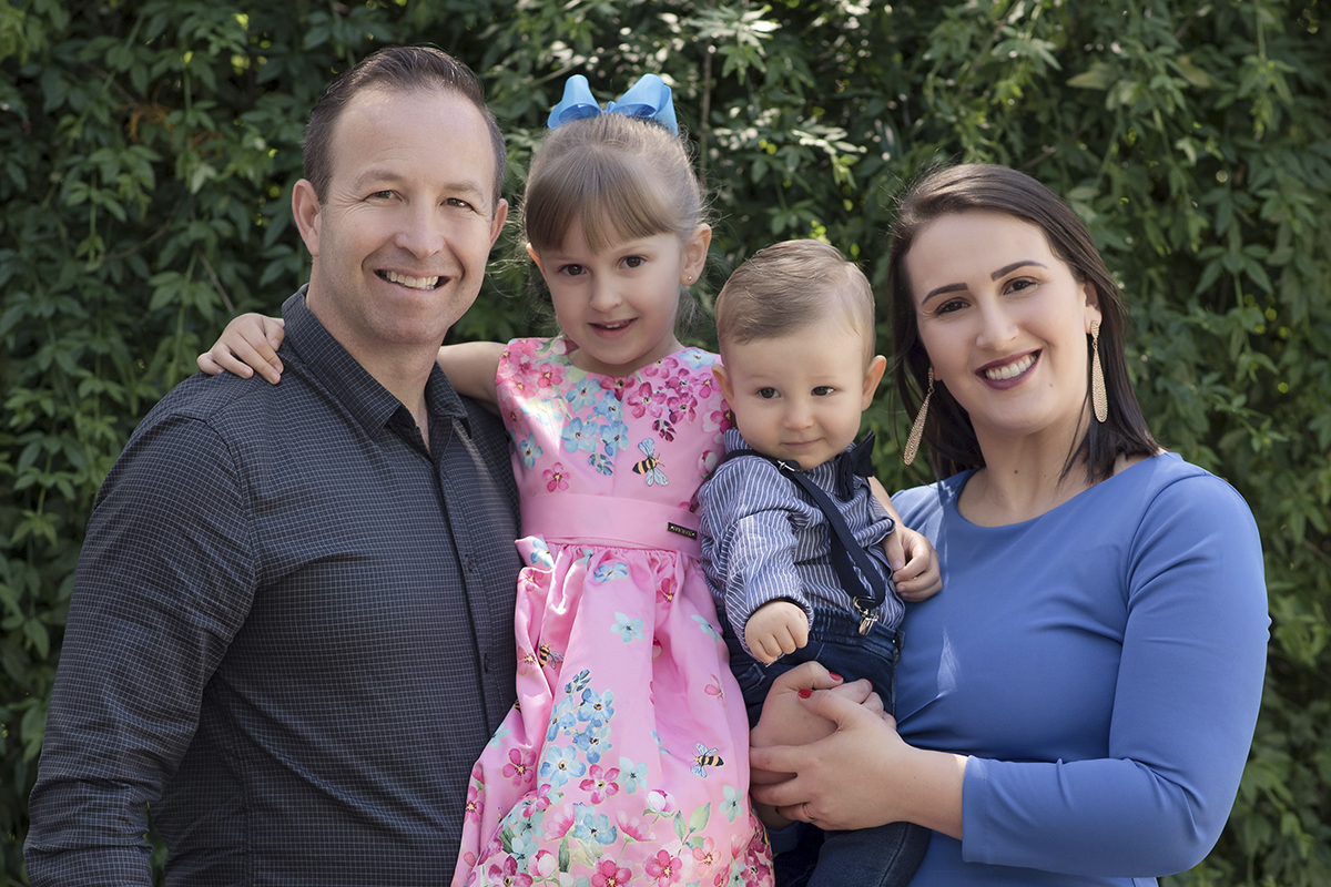 Foto de bebe em caxias do sul fotografa morgana perini pais com casal de filhos azul e rosa