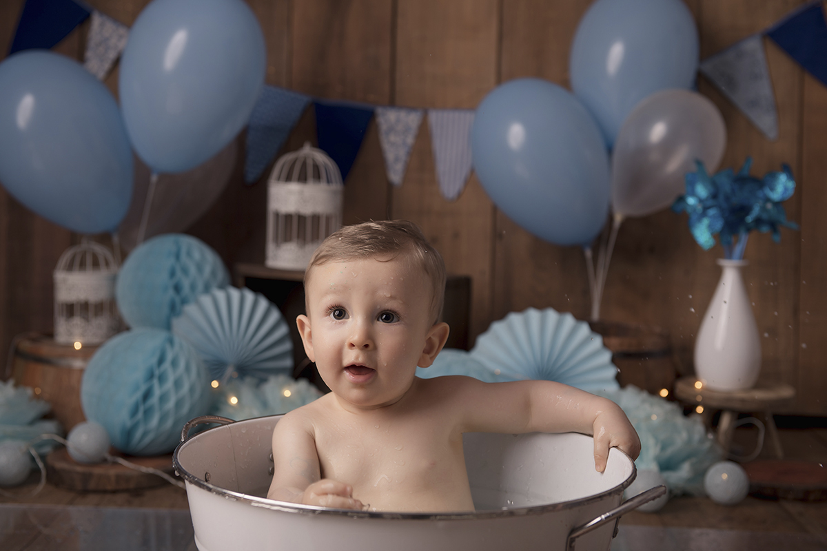 Foto de bebe em caxias do sul fotografa morgana perini menino braço borda banheira