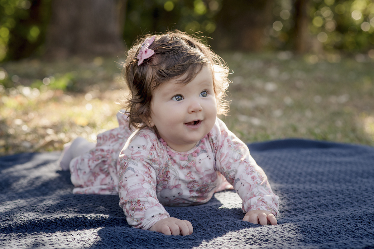 Foto de bebe em caxias do sul fotografa morgana perini bebe de bruços tecido azul natureza