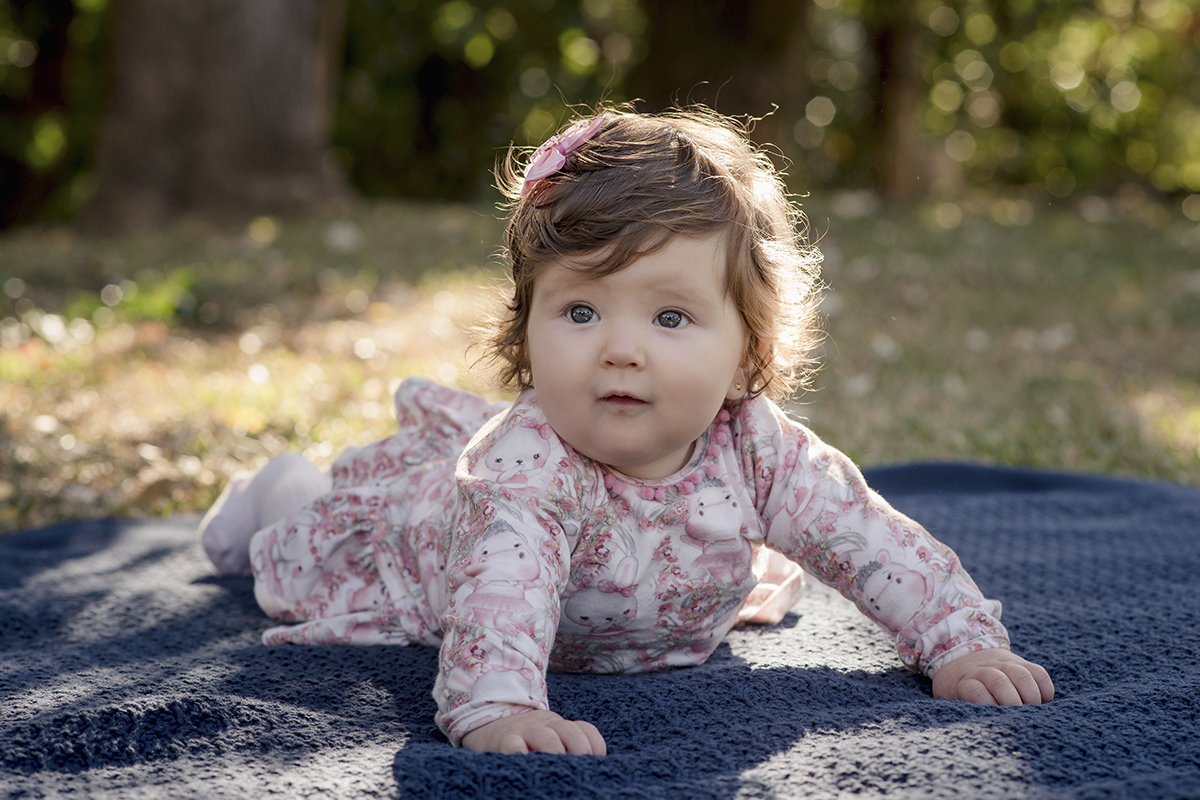 Foto de bebe em caxias do sul fotografa morgana perini menina vestido rosa de bruços natureza