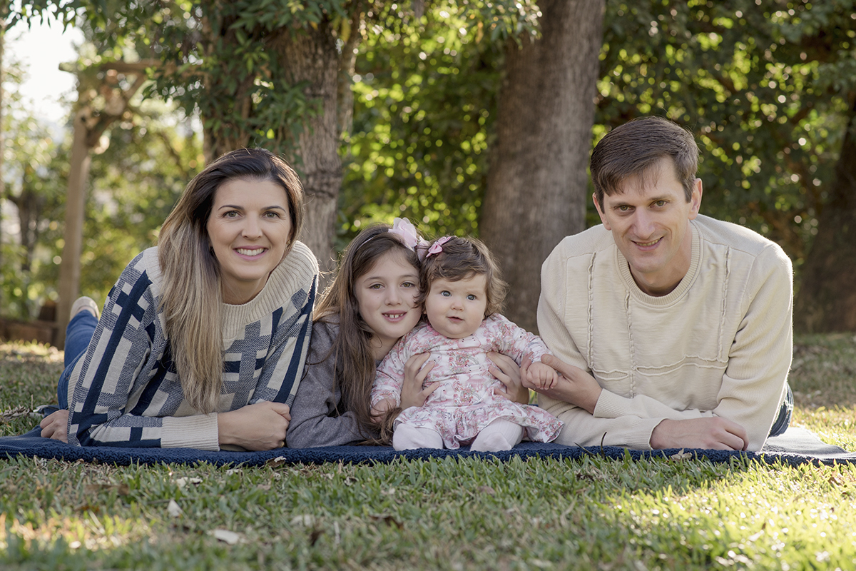 Foto de bebe em caxias do sul fotografa morgana perini pais com duas filhas sorrindo
