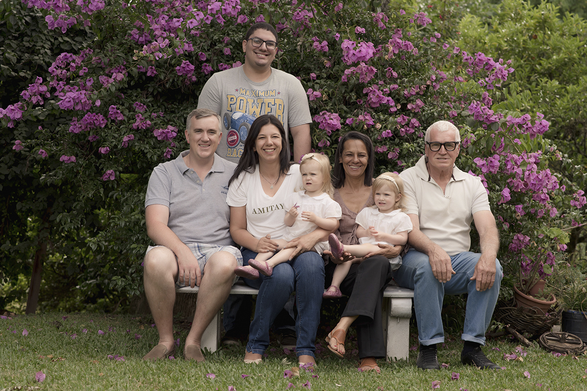 Foto de bebe em caxias do sul fotografa morgana perini familia completa flores roxas