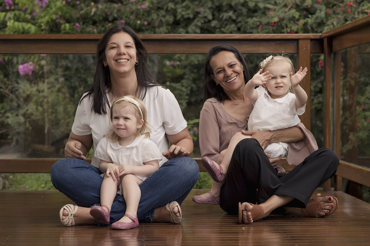 Foto de bebe em caxias do sul fotografa morgana perini mae e avo com meninas gemeas 